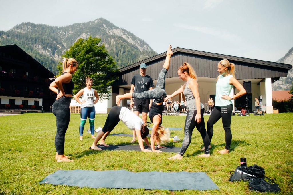 Fit-und-gesund-fitgesund-intersport-sport-event-österreich-saalfelden-sport-woche-handstand-acro-yoga
